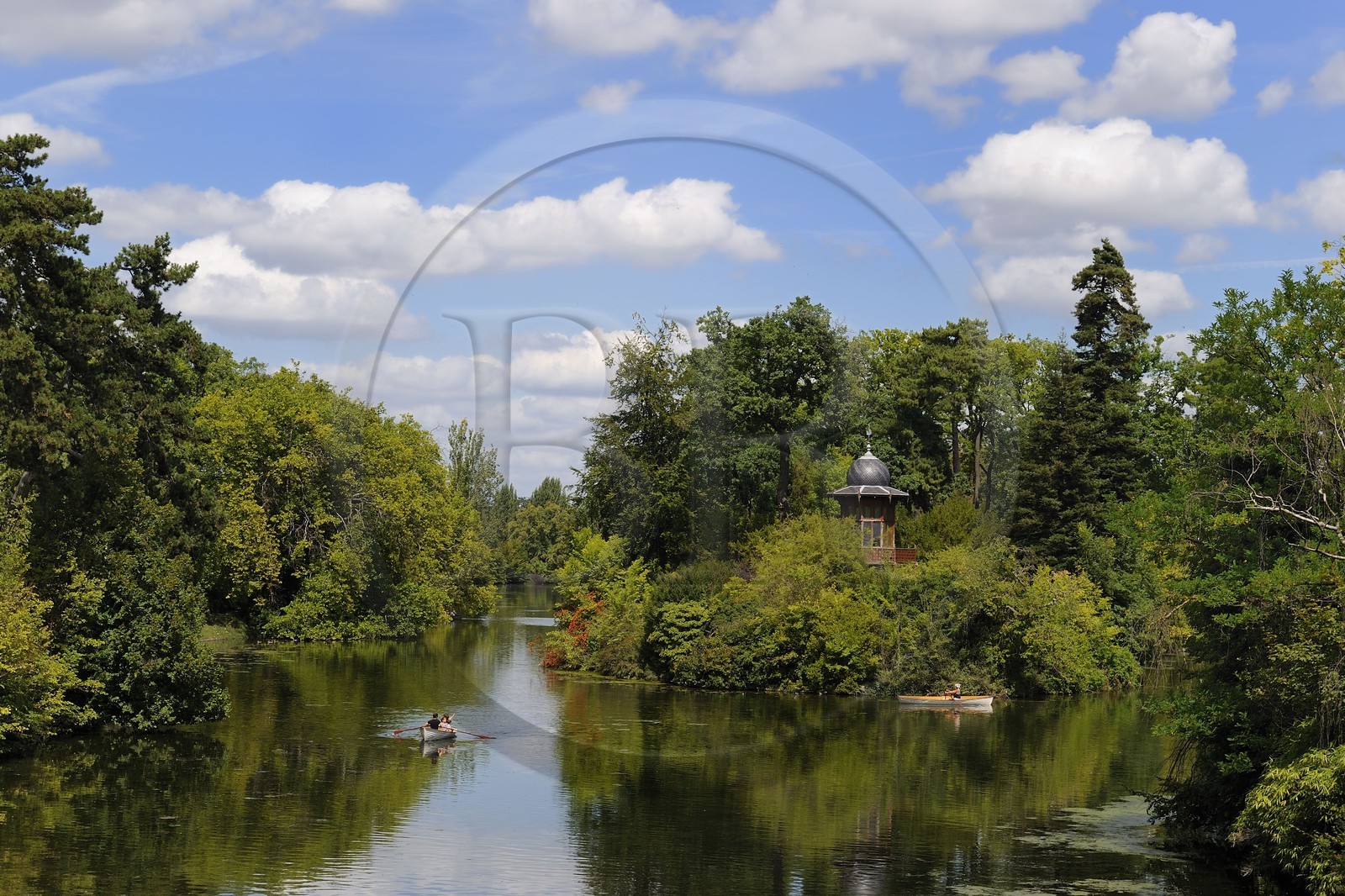 France, Paris (75), le Bois de Boulogne, promenade en barque autours des iles du Lac Inférieur et le Kiosque de l'Empereur dessiné par Davioud