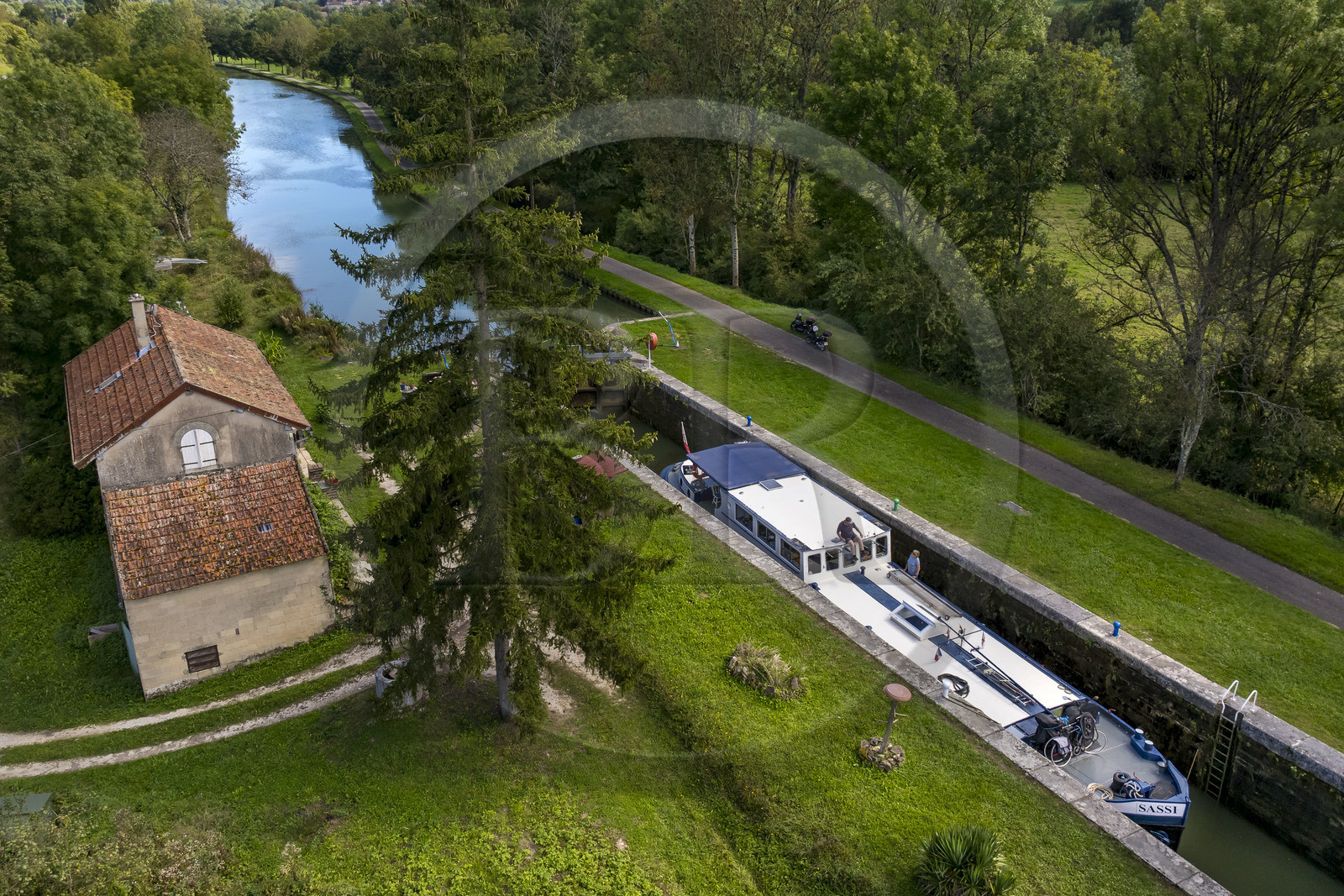 France, Côte-d'Or (21), Saint-Rémy, passage de l'écluse 68 sur le canal de Bourgogne (vue aérienne)