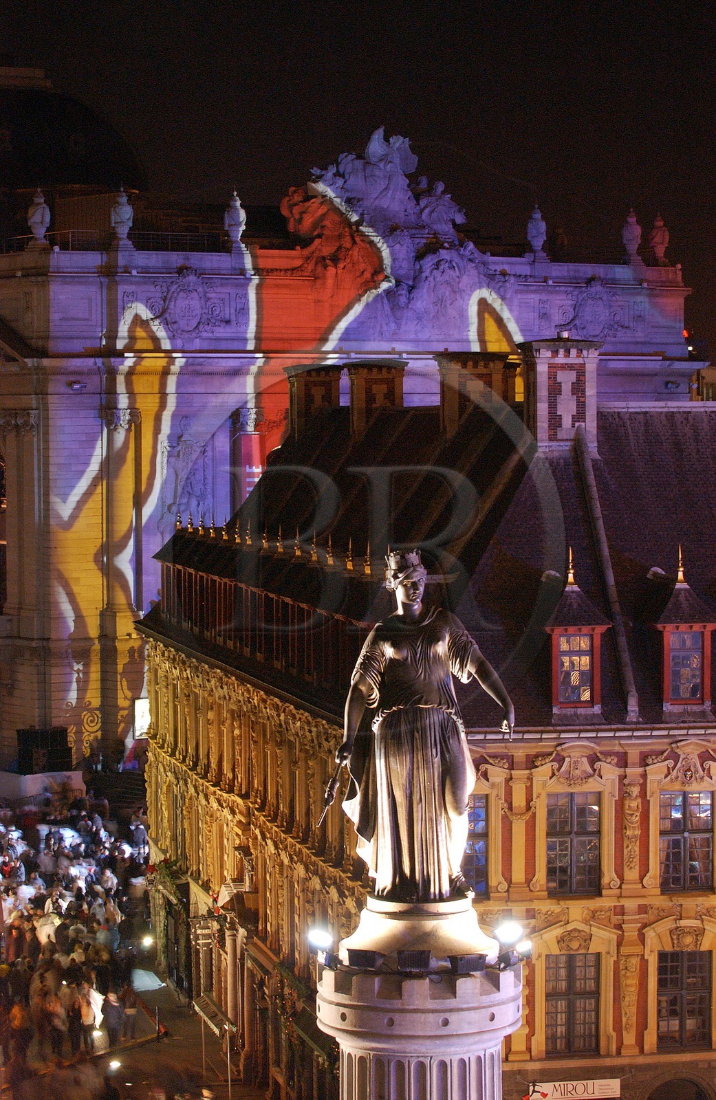 France, Nord (59), Lille 2004, la statue de la déesse sur la Grand' Place (place Charles de Gaulle) et projections d' Images en mouvement sur l' opéra