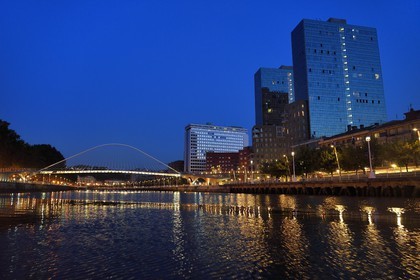 Espagne, Pays basque espagnol, Biscaye, Bilbao, passerelle suspendue Zubizuri dessinée par l'architecte Santiago Calatrava sur le Ria de Bilbao