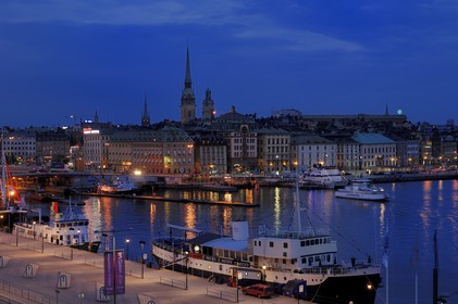 Suède, Stockholm, île de Gamla Stan (vieille ville) et les quais de Stadsgarden de nuit