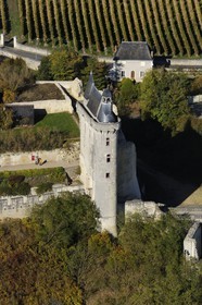 France, Indre-et-Loire (37), Vallée de la Loire classée Patrimoine Mondial de l' UNESCO, Chinon, le château et le Musée Jeanne d' Arc dans la Tour de l' Horloge (vue aérienne)