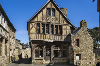 France, Côtes-d'Armor (22), Tréguier, facade de maison à pans de bois typique du Trégor dans la rue Ernest Renan