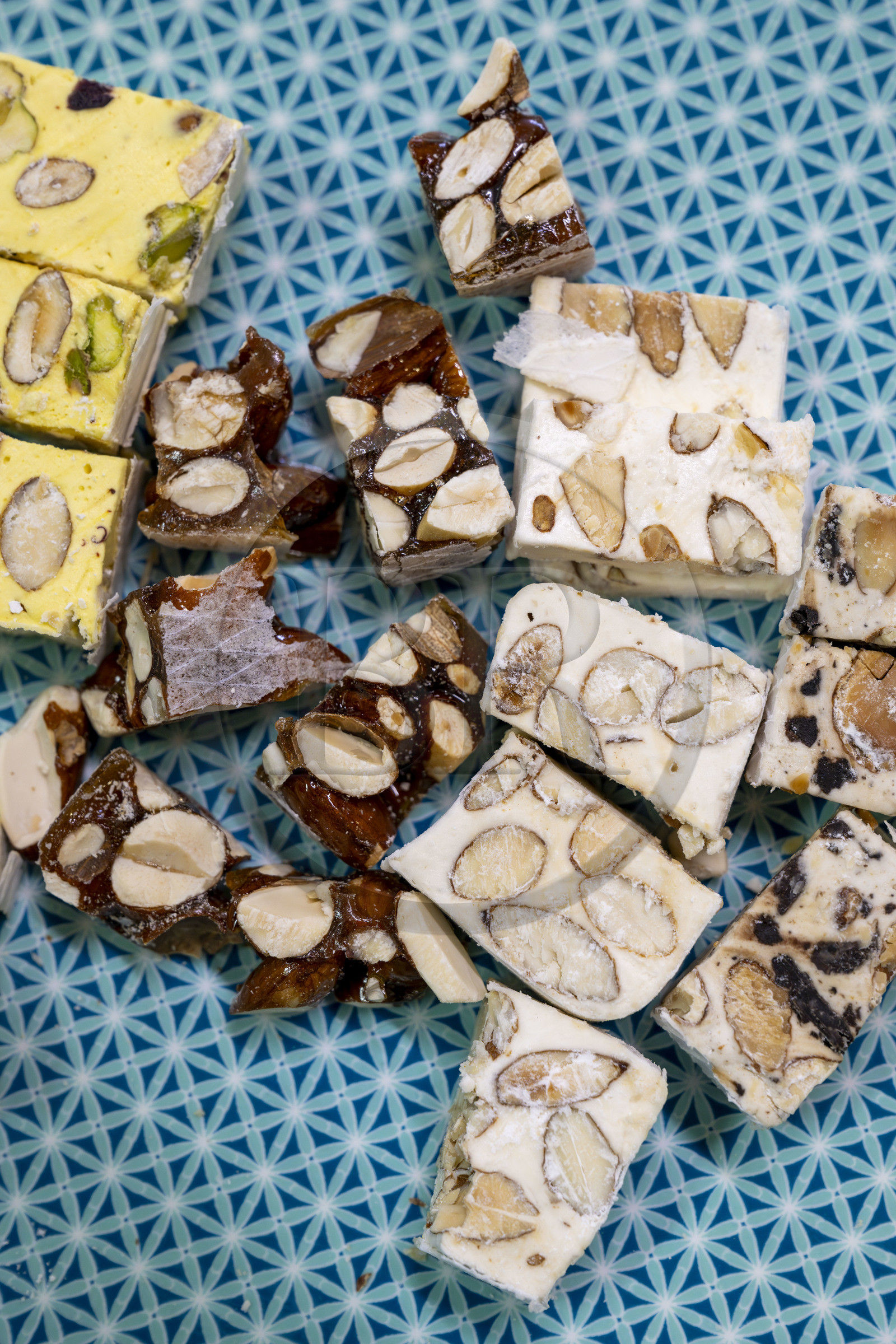 France, Vaucluse (84), Saint Didier, dans l'atelier de fabrication des Nougats Silvain, paysans nougatiers, différents type de nougats