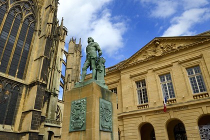France, Moselle (57), Metz, la place d'Armes, statue du maréchal Fabert, la cathédrale Saint-Etienne à gauche et l'office du tourisme qui est un ancien corps de garde en pierre de Jaumont à droite