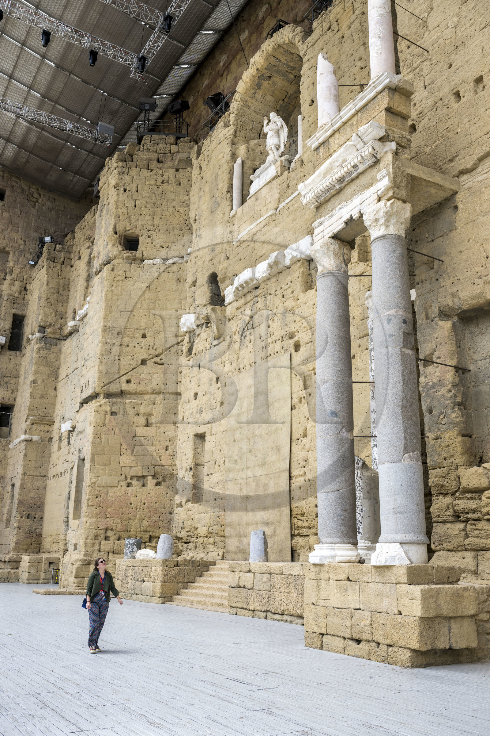 France, Vaucluse (84), Orange, le théatre antique classé Patrimoine Mondial de l'UNESCO, construit sous le règne d'Auguste au Ier siècle, la niche du mur de scène abrite une statue colossale dite de l'empereur Auguste de 3,50 m de haut dont la tête n'est pas d'origine