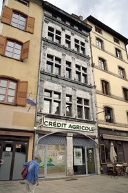 France, Haute-Loire (43), Le Puy-en-Velay, étape classée Patrimoine Mondial de l'UNESCO dans le cadre des chemins de Compostelle, place du Plot, Logis de Guyot de Licques, receveur du Roy (1597), abrite aujourd'hui une agence du Crédit Agricole