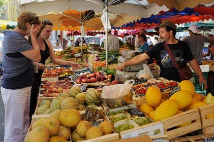 France, Bouches-du-Rhône (13), Aix-en-Provence, marché place de l'Hôtel de ville, étal de fruits et légumes