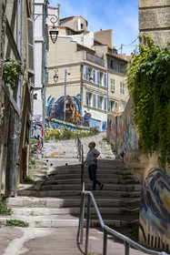 France, Bouches-du-Rhône (13), Marseille, quartier du Panier, peintures murales et graffitis le long de l'escalier de la montée Saint Esprit