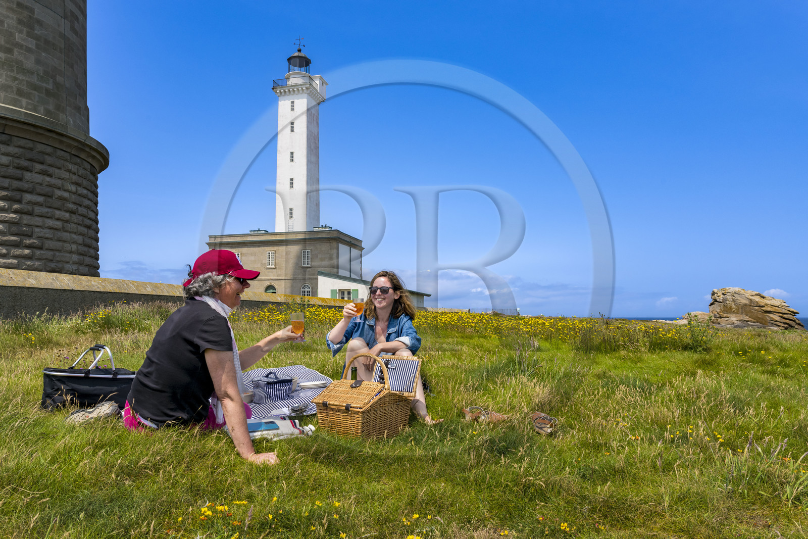 France, Finistère, Abers Country (Pays des Abers), Ile Vierge (Virgin Island) in the Lilia archipelago, picnic at the foot of the Virgin Island lighthouse, the old lighthouse from 1845 in the background