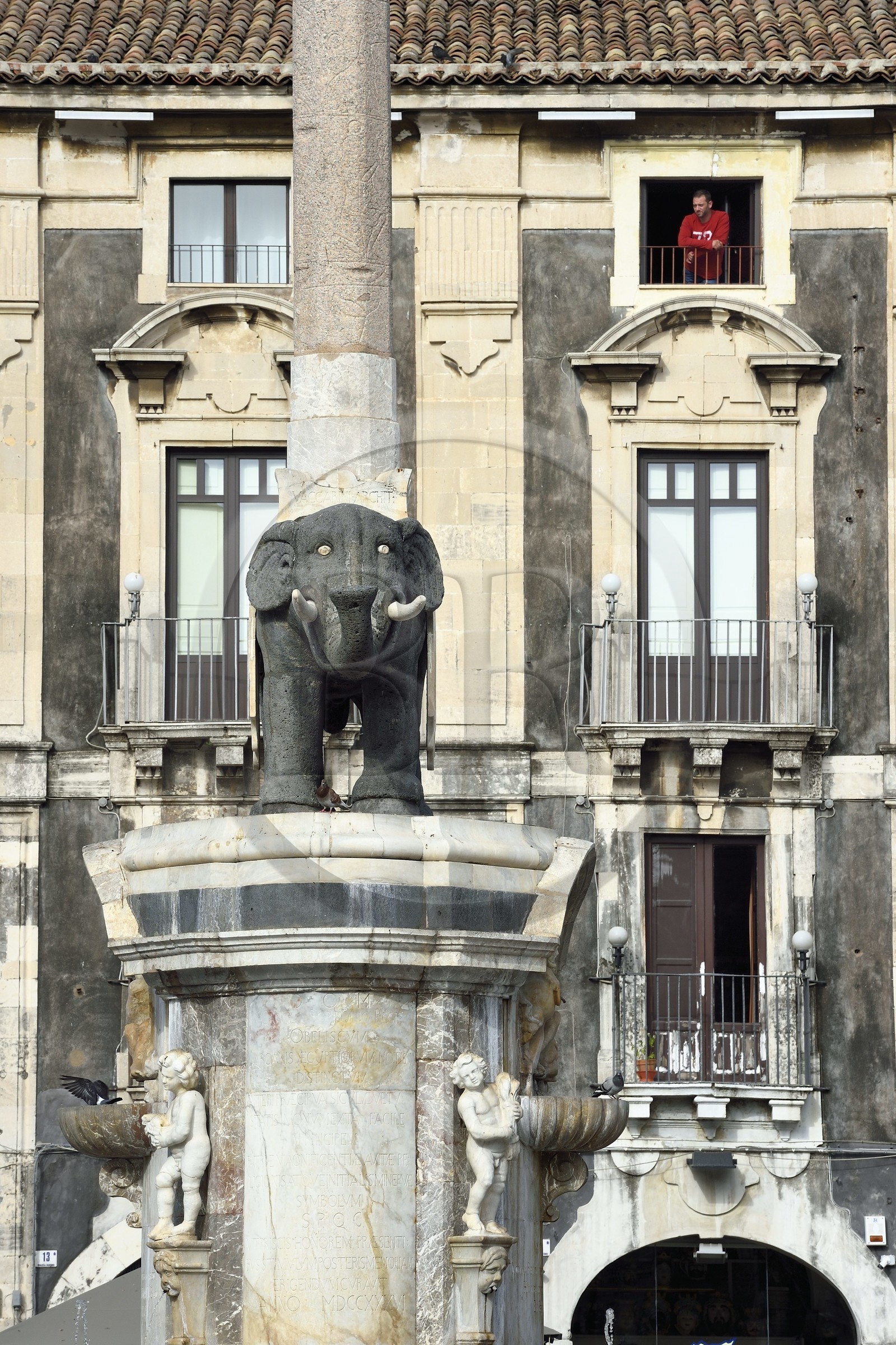 Italie, Sicile, Catane, ville baroque classée au Patrimoine Mondial de l'UNESCO, Piazza del Duomo, la fontaine de l'Elephant en basalte et marbre blanc du XVIIIe siècle est le symbole de la ville