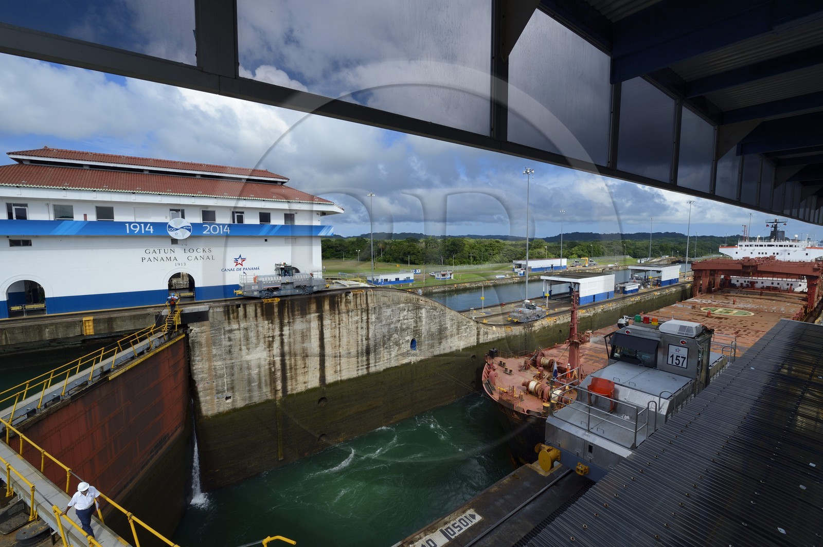 Panama, province de Colon, Canal de Panama, écluses de Gatun, mules mécaniques ou locomotives électriques guidant un cargo Panamax entre les murs de l'écluse