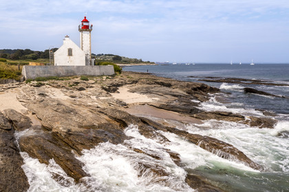 France, Morbihan (56), Ile de Groix, Locmaria, réserve naturelle géologique François Le Bail, le phare de la Pointe des Chats (vue aérienne)