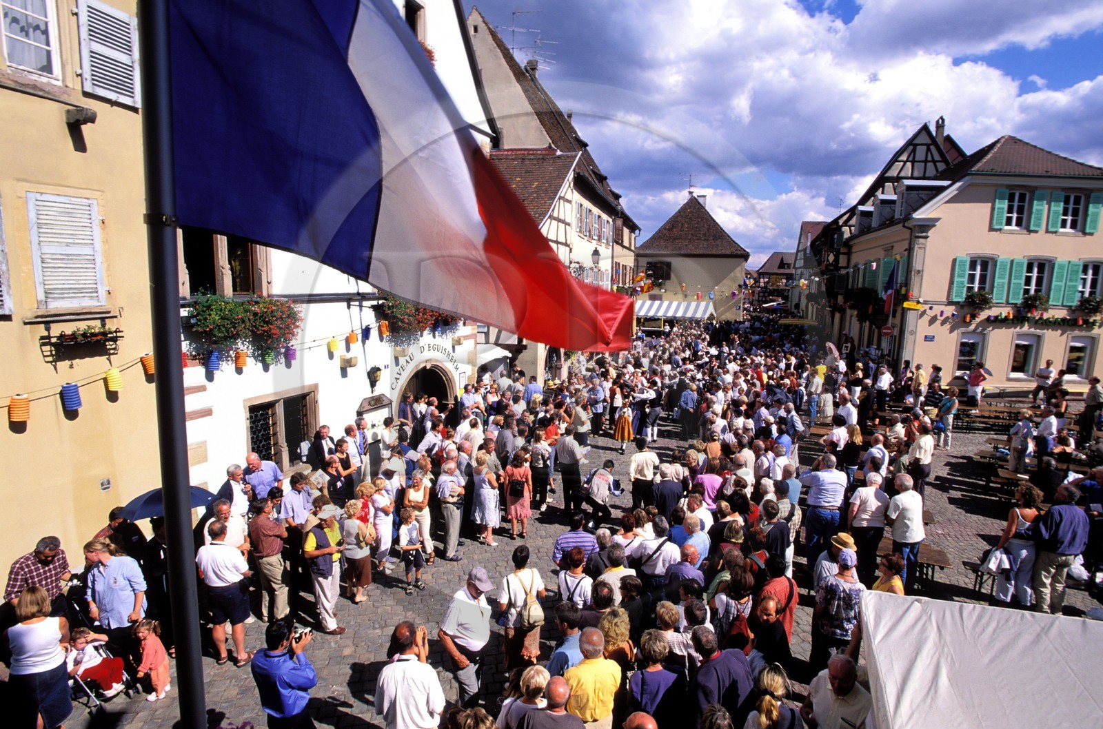 France, Haut-Rhin (68), Eguisheim, labellisé Les Plus Beaux Villages de France, fête du vin, défilé en costume dans la grande rue