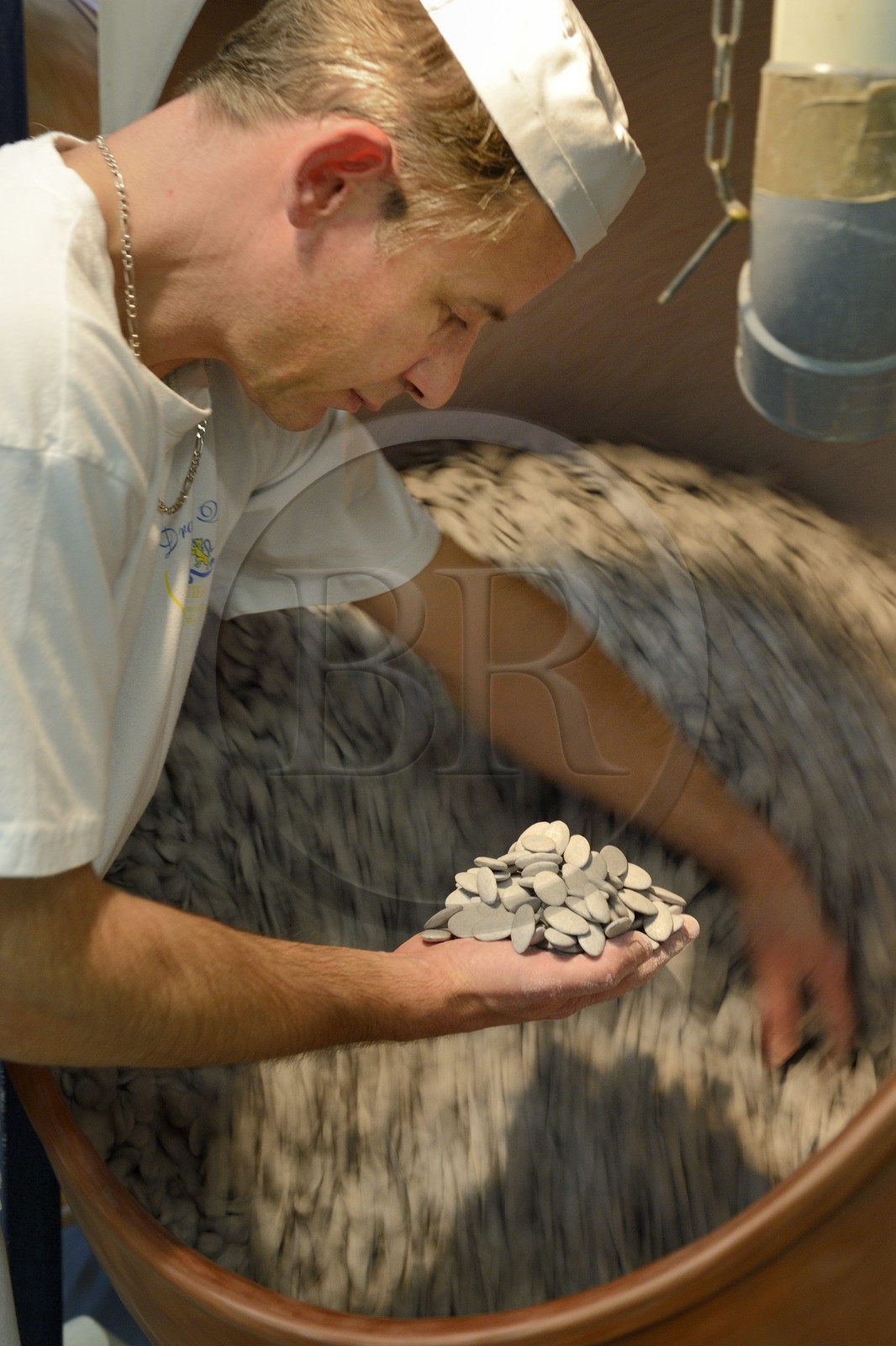 France, Meuse (55), Verdun, usine de dragées Braquier, gommage des amandes, opération ayant pour but de recouvrir les amandes d'un film et d'empêcher l'huile de migrer vers l'extérieur