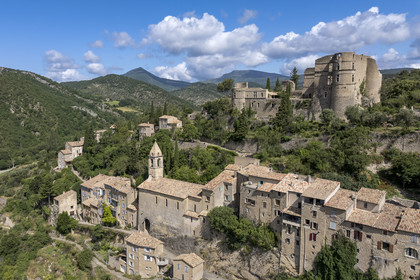 France, Drôme (26), parc naturel régional des Baronnies provençales, Montbrun-les-Bains, labellisé Les Plus Beaux Villages de France, le village et le château Renaissance des Dupuy-Montbrun (vue aérienne)