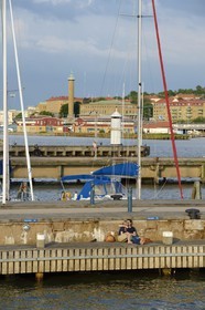 Sweden, Västra Götaland, Göteborg (Gothenburg), couple in love on the Eriksberg docks