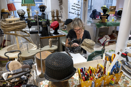 France, Côte-d'Or (21), Dijon, la modiste Meilleur Ouvrier de France Sara Tintinger confectionnant un chapeau dans son atelier-boutique Bibi & Bob de la rue d'Assas