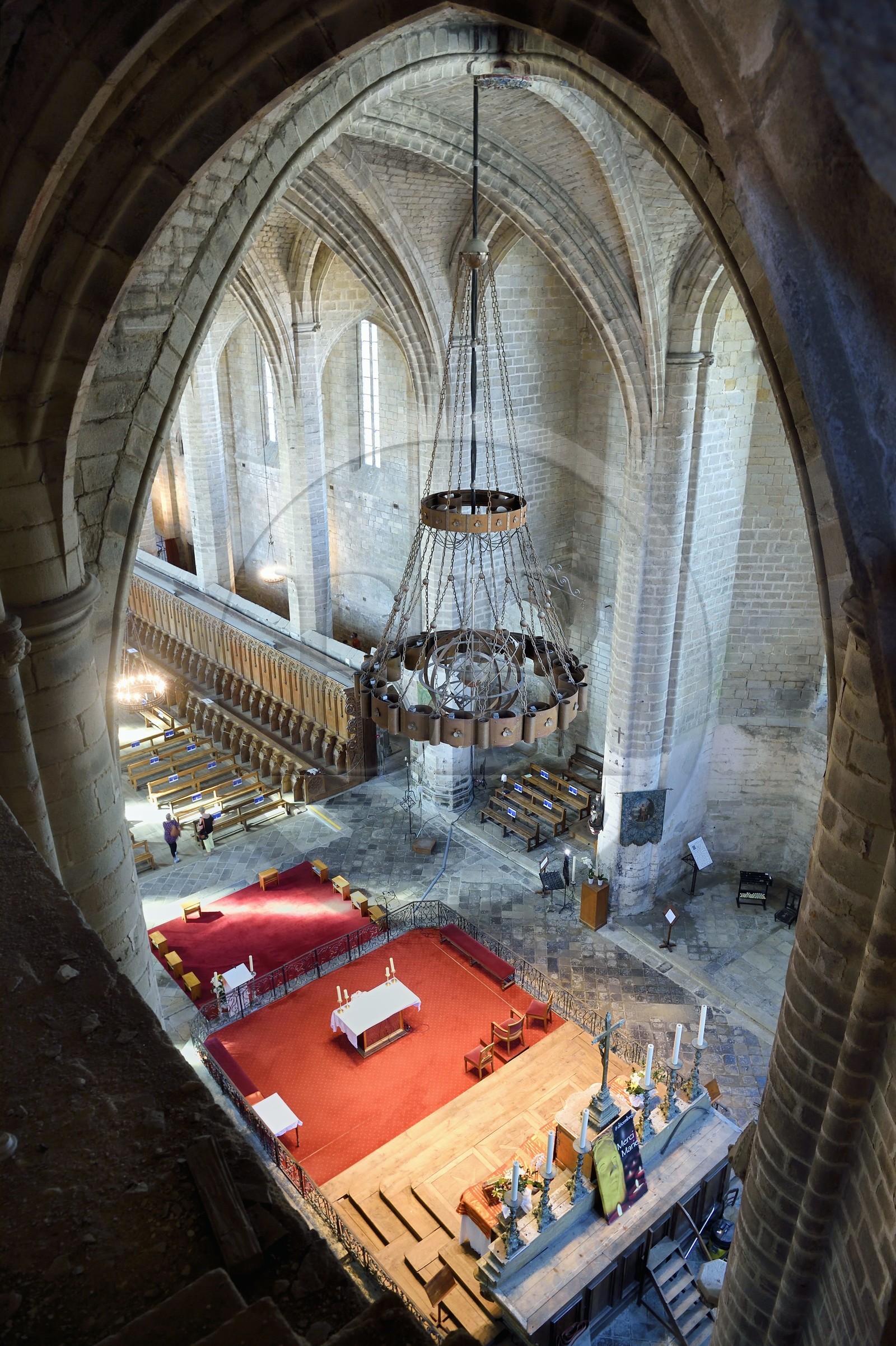 France, Haute-Loire (43), Parc naturel régional Livradois-Forez, abbaye de La Chaise-Dieu, l’église abbatiale Saint-Robert, le maitre autel dans le choeur des moines vu depuis une ouverture dans la tour Clémentine