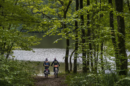 France, Vendée (85), Mervent, cyclistes dans la forêt de Mervent où les eaux des rivières la Mère et la Vendée se rejoignent