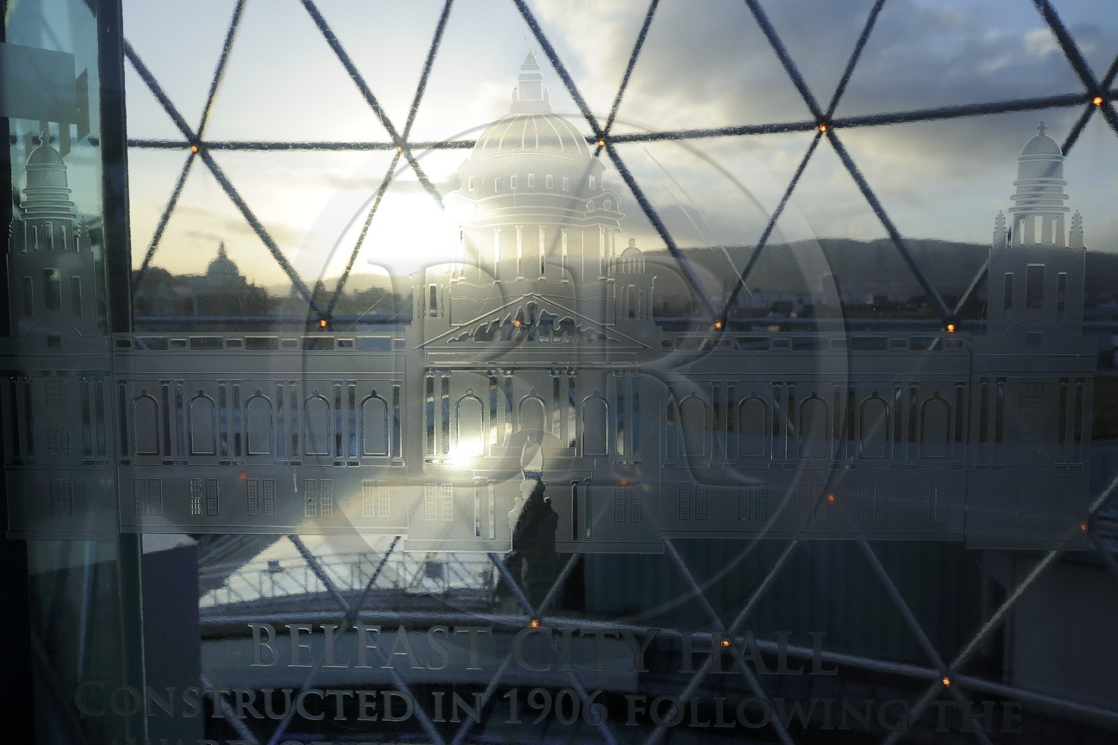 Royaume-Uni, Irlande du Nord, Belfast, le dôme en verre de 35m de diamètre du centre commercial de Victoria Square offre une large vue sur la ville