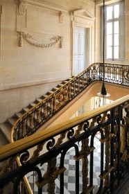 France, Yvelines (78), château de Versailles, classé Patrimoine Mondial de l'UNESCO, le domaine de Marie-Antoinette, le Petit Trianon, le grand escalier de pierre avec sa rampe en fer forgé