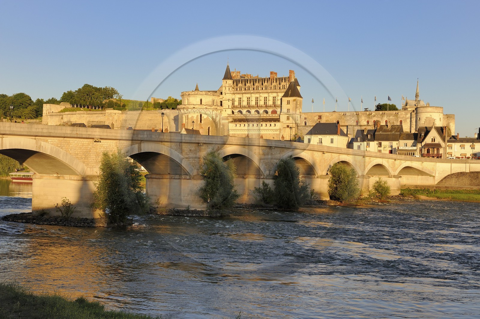 France, Indre et Loire (37), Vallée de la Loire classée Patrimoine mondial de l'UNESCO, château d'Amboise surplombant la Loire