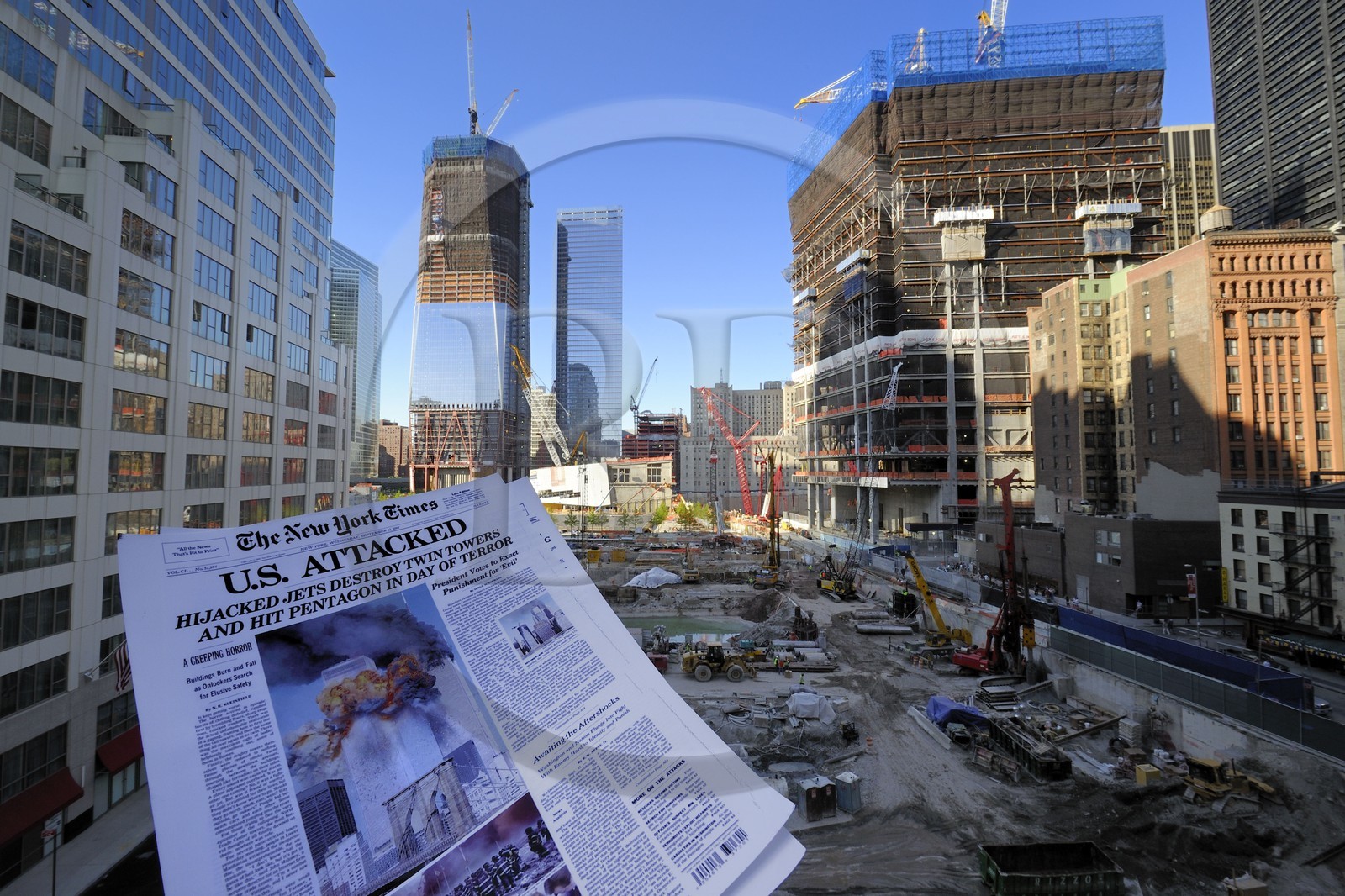 Etats-Unis, New-York, Manhattan, reconstruction du site de Ground Zero avec le One World Trade Center (Freedom Tower), relecture 10 ans après du New York Times annoncant les attentats du 11 septembre 2001 sur les tours jumelles du World Trade Center