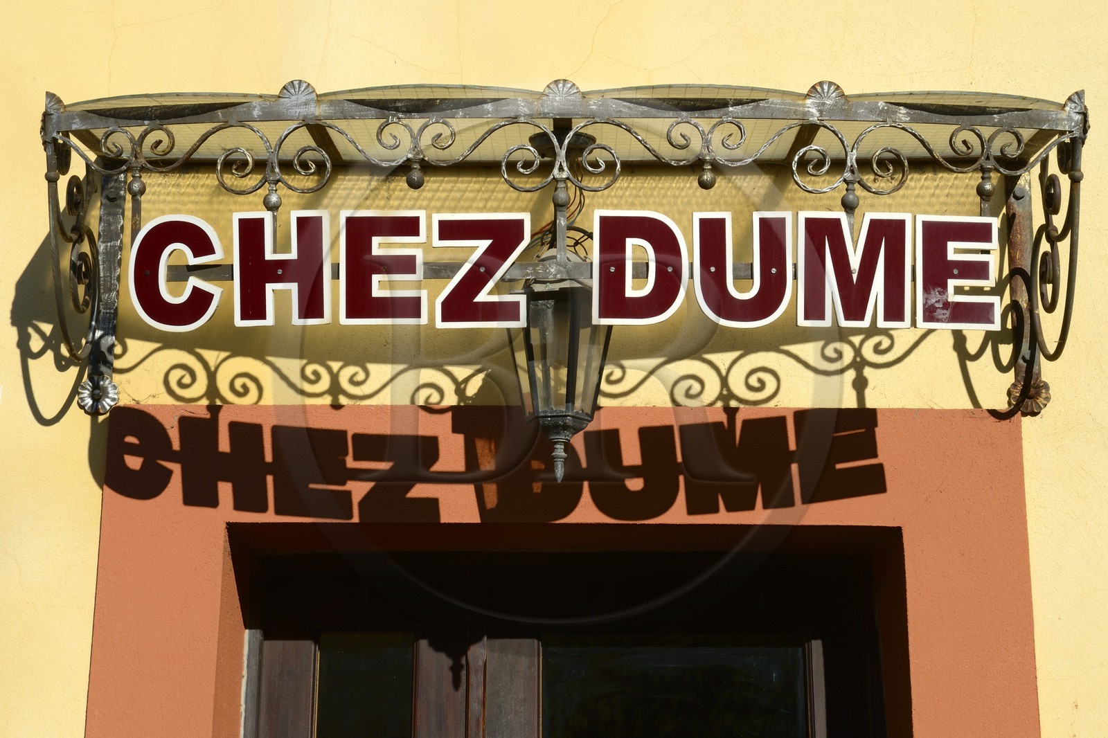 France, Corse-du-Sud (2A), Alta Rocca, Sainte-Lucie-de-Tallano (Santa Lucia di Tallà), restaurant au nom typiquement corse chez Dume (Dominique)