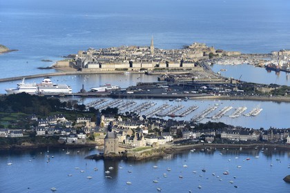 France, Ille-et-Vilaine (35), côte d'émeraude, la vieille ville fortifiée de Saint-Malo à l'abris de ses remparts, le port et la Tour Solidor du quartier Saint-Servan construite en 1382 qui abrite le Musée international du Long-Cours Cap-Hornier au premier plan (vue aérienne)