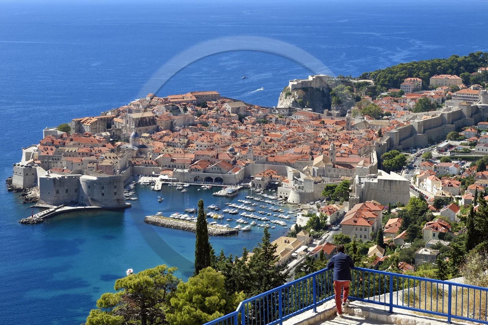 Croatie, Dalmatie, cote dalmate, Dubrovnik, centre historique classé Patrimoine Mondial de l'UNESCO, vue générale depuis la route de la corniche littorale