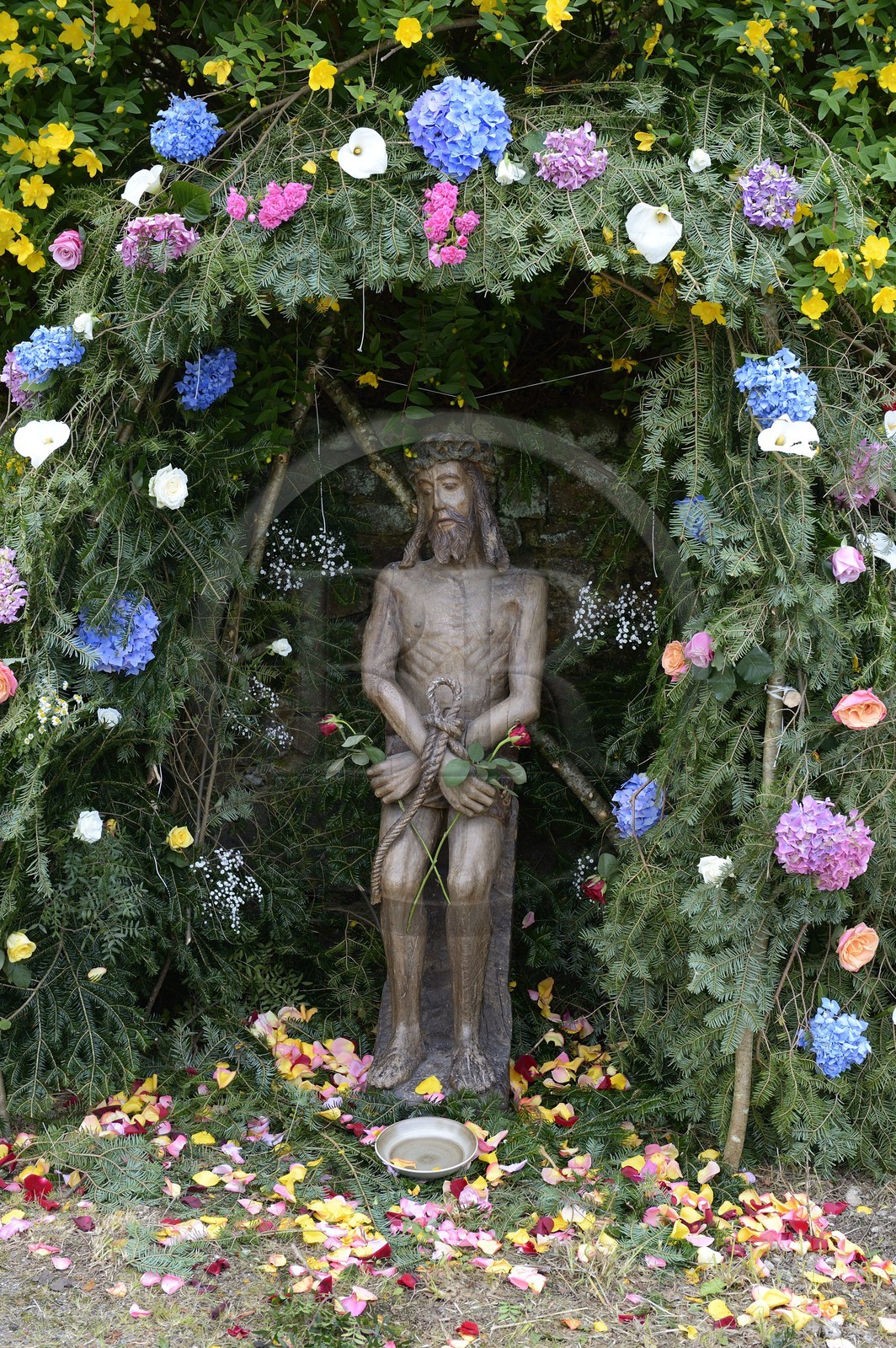 France, Finistere, Locronan, procession of the small Tromenie, the station of the Eternal Father (statue of the Ecce Homo)