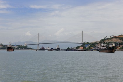 Vietnam, province de Quang Ninh, la Baie d'Halong classée Patrimoine Mondial de l'UNESCO, le pont suspendu de la ville d'Along