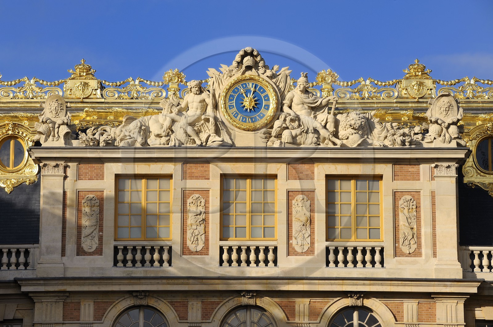 France, Yvelines (78), château de Versailles, classé Patrimoine Mondial de l'UNESCO, horloge de la Cour de Marbre rénovée en 2008