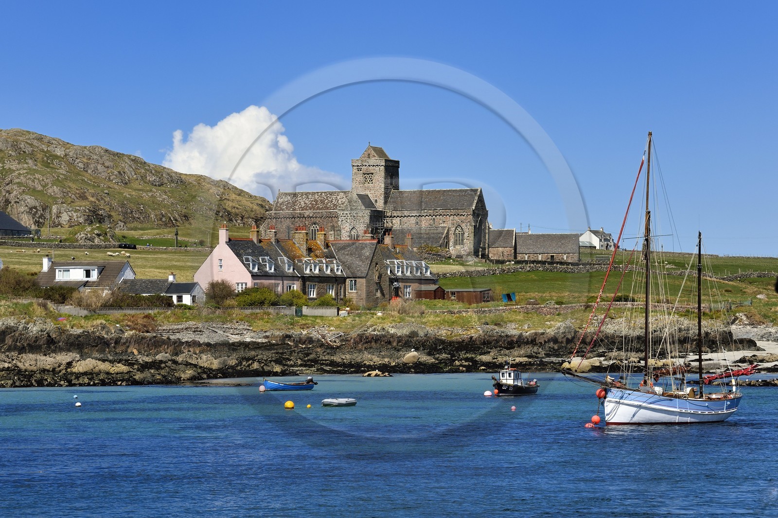 Royaume-Uni, Ecosse, Highland, Hébrides intérieures, Ile de Iona face à l'Ile de Mull, abbaye d'Iona en bordure de mer