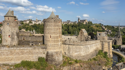 France, Ille-et-Vilaine (35), Fougères, le château-fort du XIIe siècle et l'église Saint-Sulpice, l'église Saint-Léonard en arrière plan (vue aérienne)