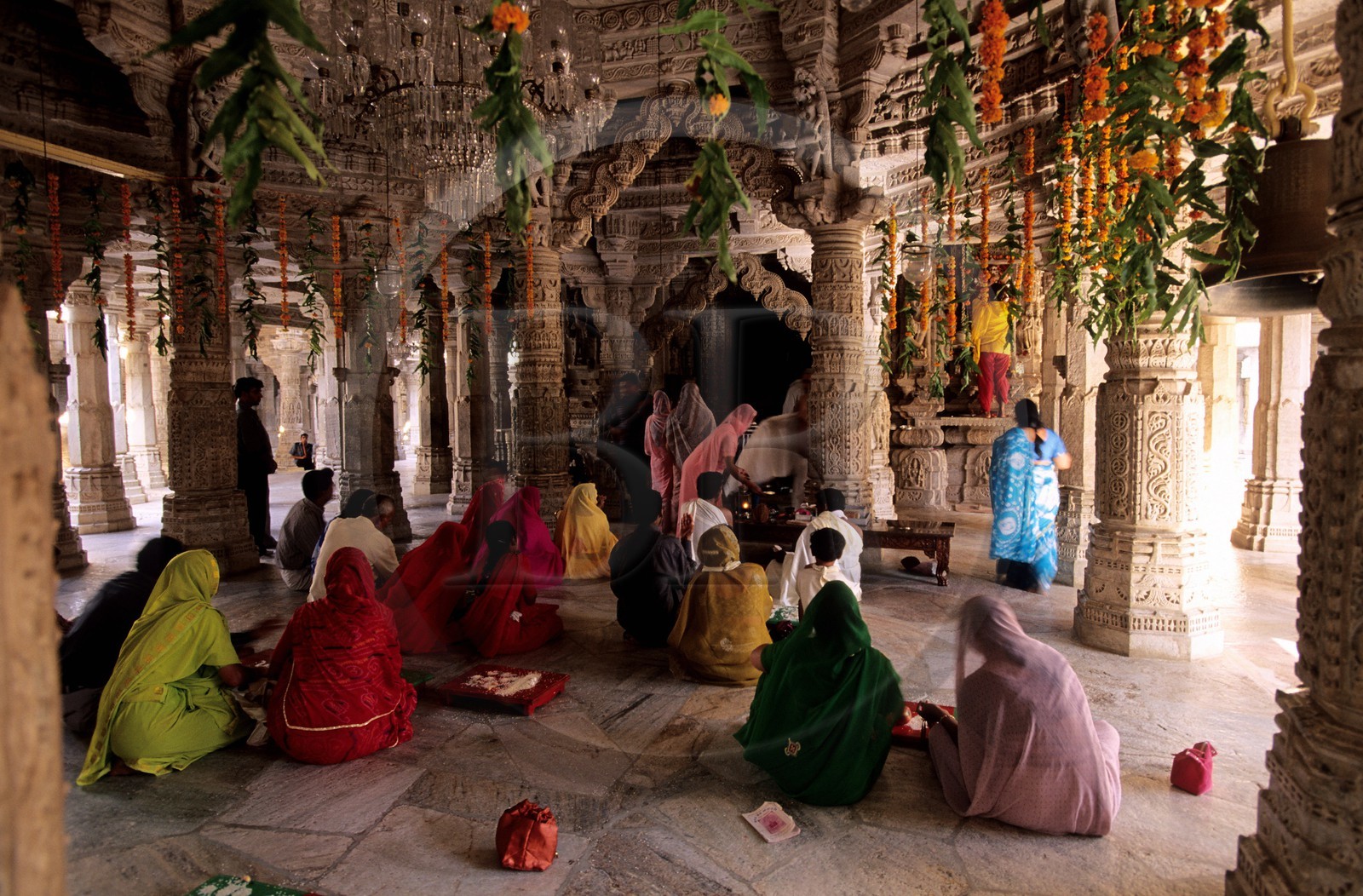 Inde, état du Rajasthan, Ranakpur, temple jaïn d'Adinatha Pélerins devant le sanctuaire d'Adinatha