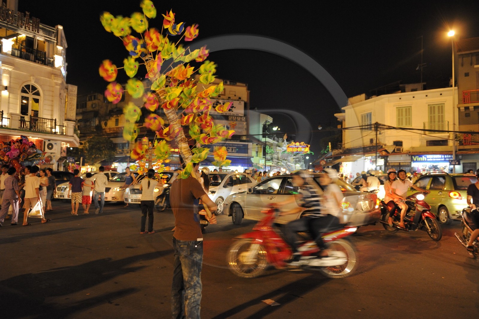 Vietnam, Hanoï, entrée du marché de nuit au lac Hoan Kiem