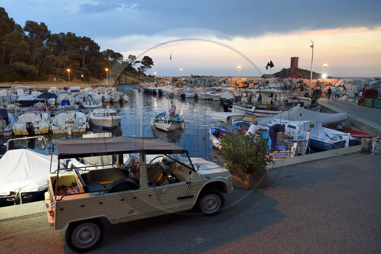 France, Var (83), Agay commune de Saint-Raphaël, massif de l'Estérel, la Corniche d'Or, port de Poussaï et la tour de l'Ile d'Or au large du cap du Dramont, citroen Mehari