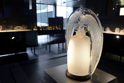 France, Bas-Rhin (67), Wingen-sur-Moder, le musée Lalique, Veilleuse Deux Paons, modèle de 1920 en verre soufflé moulé