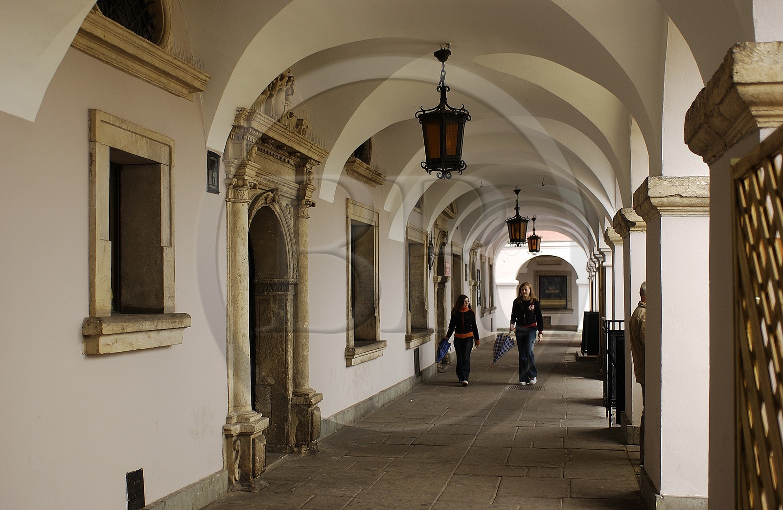 Poland, Lublin district, Renaissance city of Zamosc (Unesco World Heritage Site), passage under arcades on the Market place and gate decorated with planks