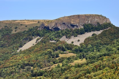 France, Cantal (15), Parc Naturel Régional des Volcans d’Auvergne, Brezons, la vallée de Brezons, le gigantesque bouchon de lave du rocher de La Boyle