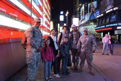 Etats-Unis, New York, Manhattan, Midtown, Times Square, en compagnie de soldats de l'U.S. Army