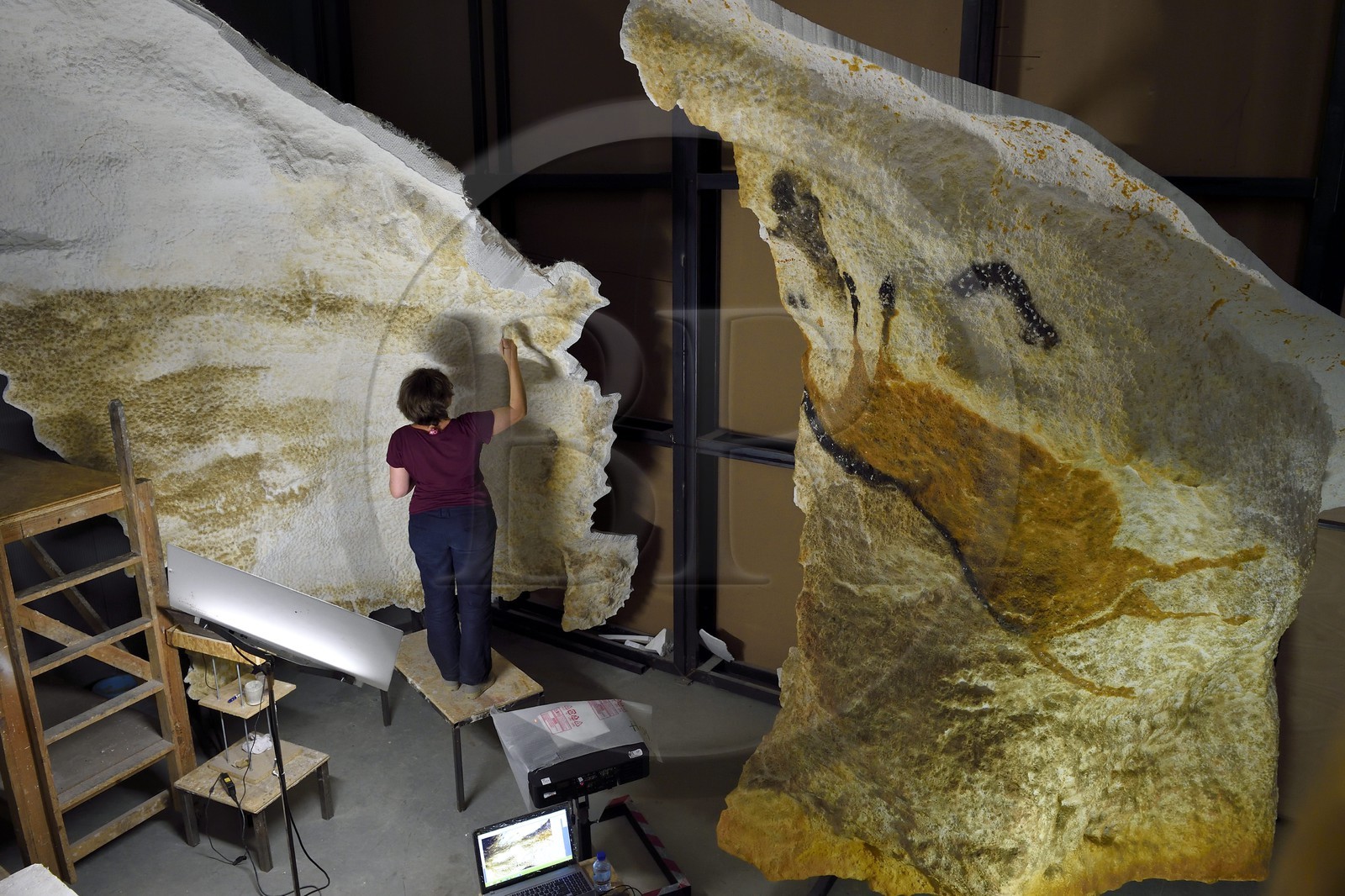 France, Dordogne (24), Montignac, l’Atelier des Fac-Similés du Périgord (AFSP) spécialisé dans la reproduction minérale de parois ornées de la préhistoire et en charge de la reconstitution fidèle des parois de la grotte de Lascaux, reproductions des peintures, mention obligatoire Atelier des Fac-Similés du Périgord