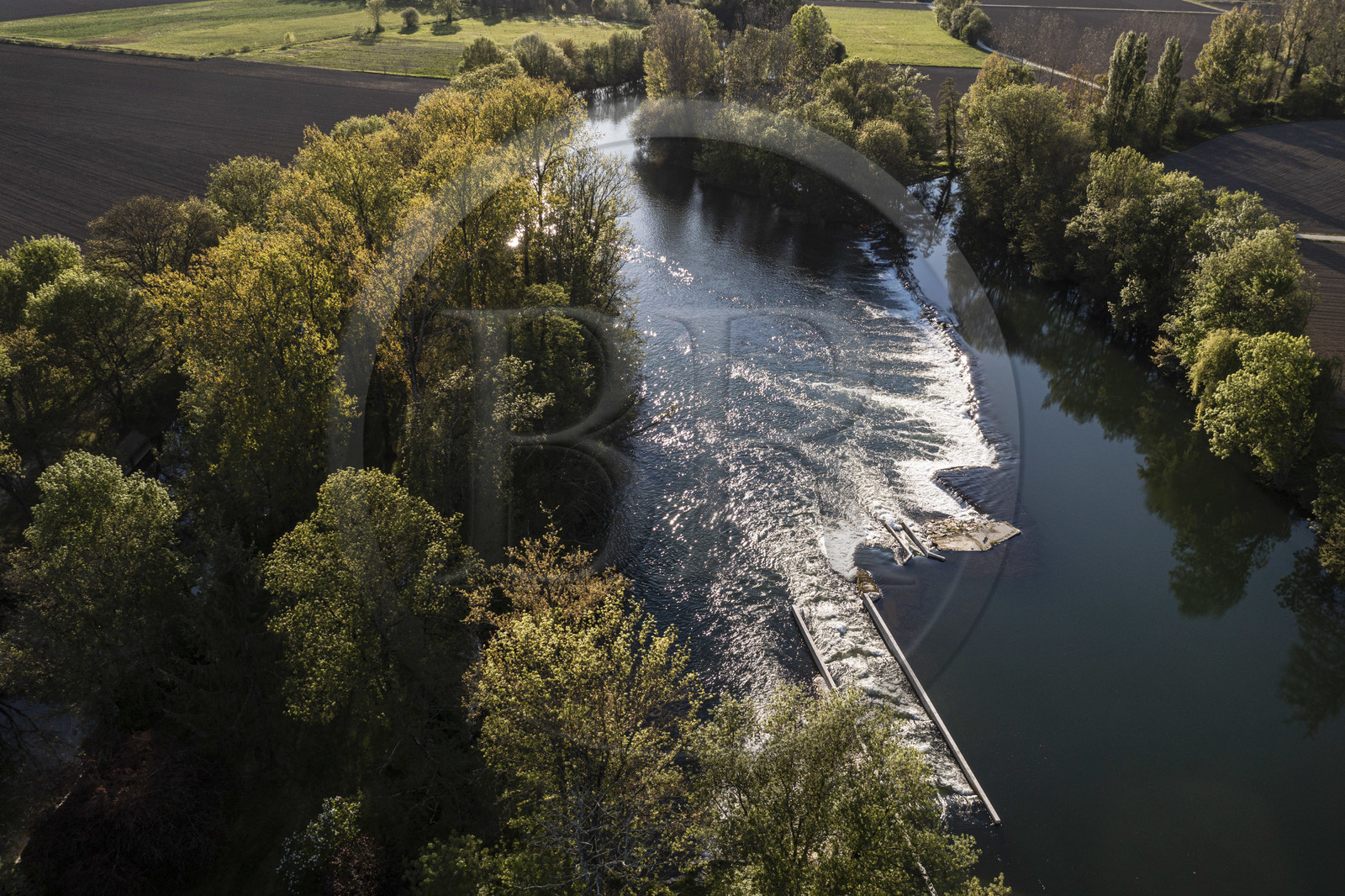 France, Charente (16), Saint-Simon, passe à poissons sur La Charente (vue aérienne)