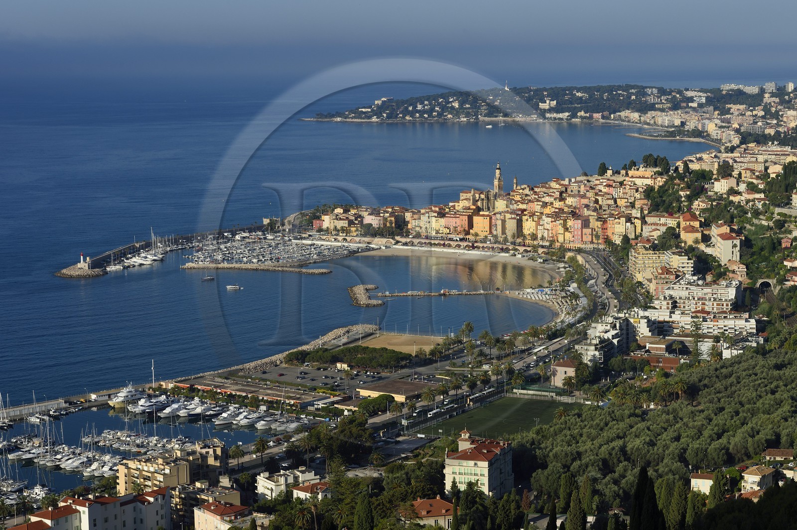 France, Alpes-Maritimes (06), Menton, la vieille ville dominée par la Basilique Saint Michel