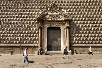 Italie, Campanie, Naples, centre historique classé Patrimoine Mondial de l'UNESCO, église du Gesu Nuovo bâtie de 1584 à 1601 à la place du palais des Sanseverino par l'architecte Giuseppe Valeriano, façade Renaissance