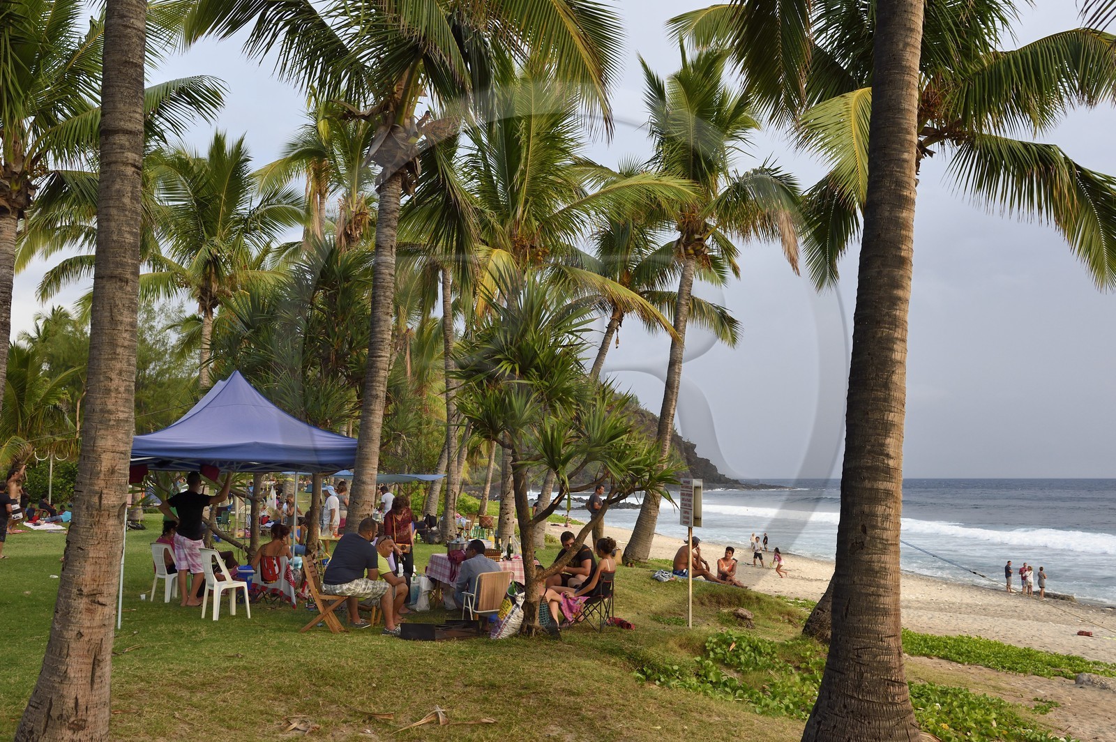 France, Ile de la Reunion, Cote Sud, plage de Grande Anse, la plage est très prisée le week end par les familles créoles pour les loisirs et le picnic
