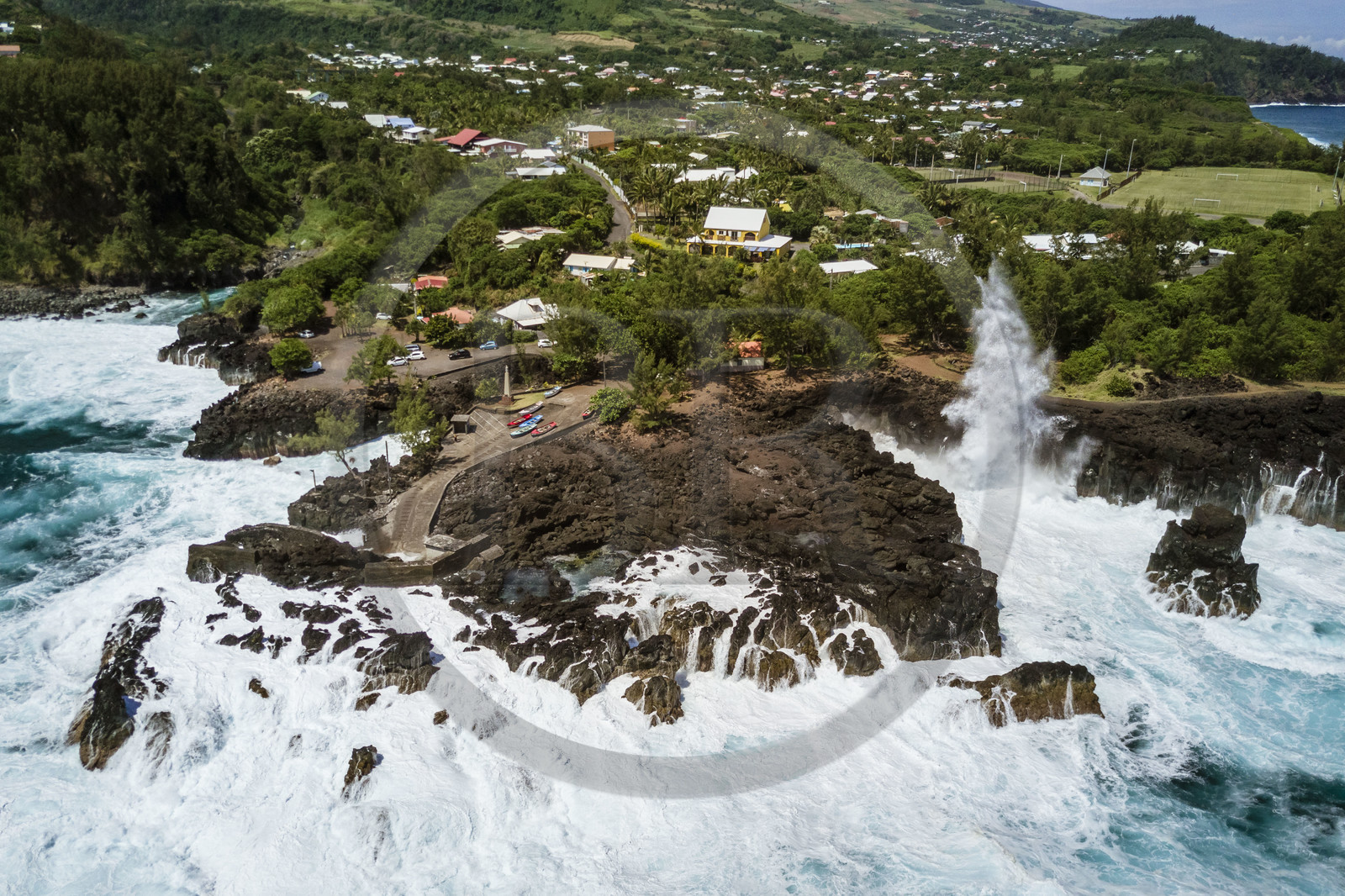 France, Ile de la Reunion, Saint-Joseph, le petit port de la Marine de Langevin dans un couloir naturel de roche basaltique issue d'une ancienne coulée de lave qui a permis l'installation d'un débarcadère (vue aérienne)