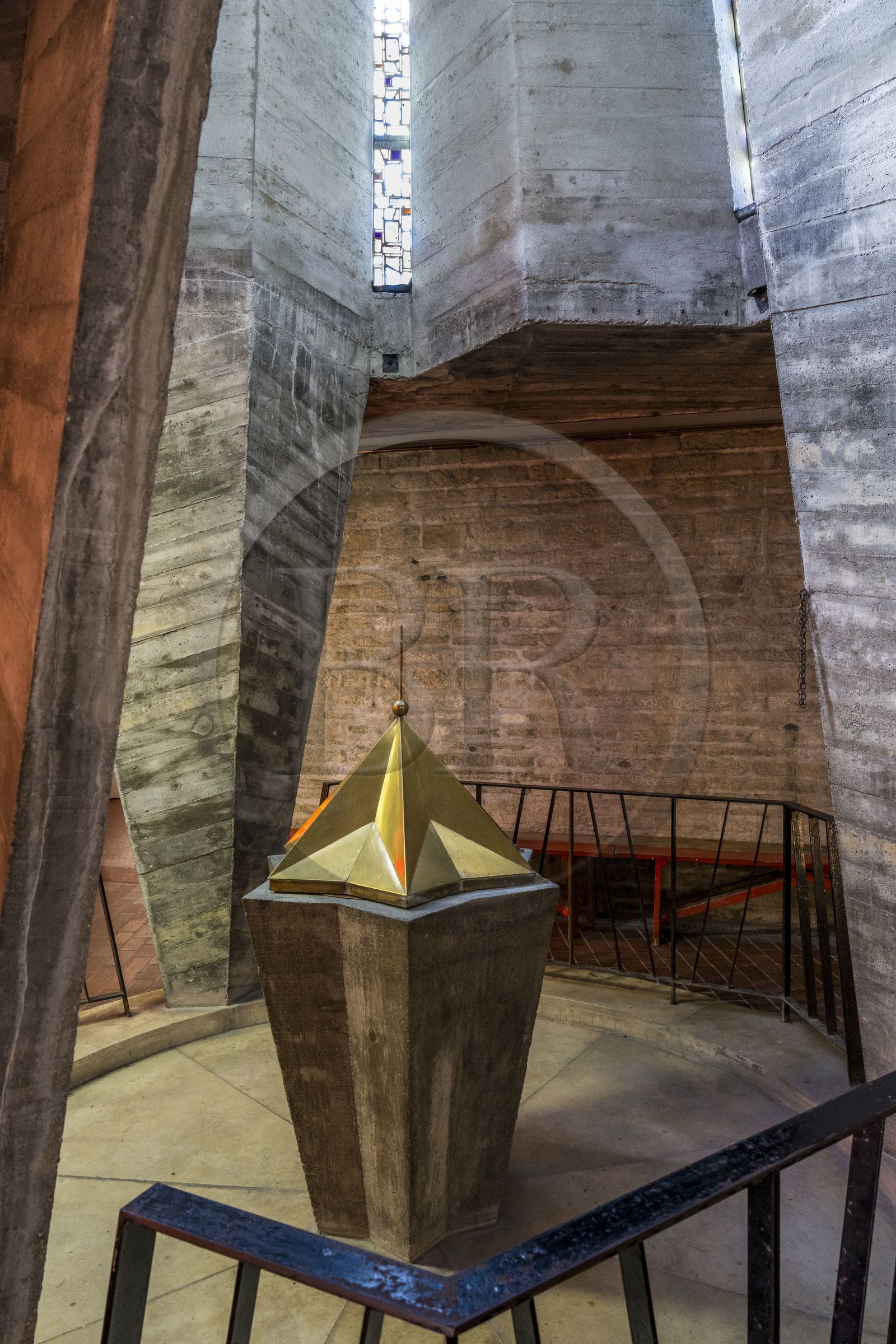 France, Charente-Maritime (17), Royan, église Notre-Dame de Royan construite de 1955 à 1958 par l'architecte Guillaume Gillet (Grand Prix de Rome), les fonts baptismaux